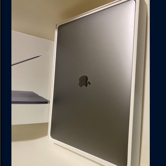 Apple Other - Apple MacBook Pro 15" Touchbar (i7 2.9 Ghz 6-Core, 16GB RAM, Intel UHD Graphics